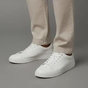 Detalle de nuestra imagen IA: Zapatillas blancas lisas