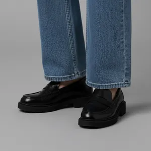 Detalle de nuestra imagen IA: Mocasines negros