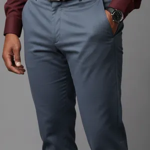 Detalle de nuestra imagen IA: Pantalón de vestir gris