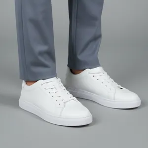 Detalle de nuestra imagen IA: Zapatillas blancas lisas