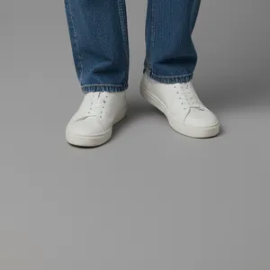 Detalle de nuestra imagen IA: Zapatillas blancas lisas