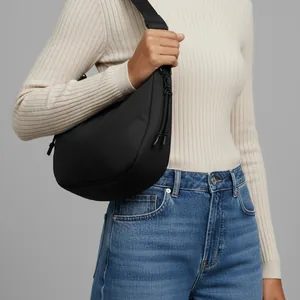 Detalle de nuestra imagen IA: Bolso hobo negro