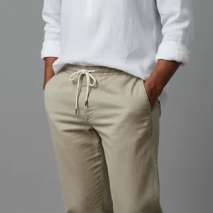 Detalle de nuestra imagen IA: Pantalón caqui de cordón